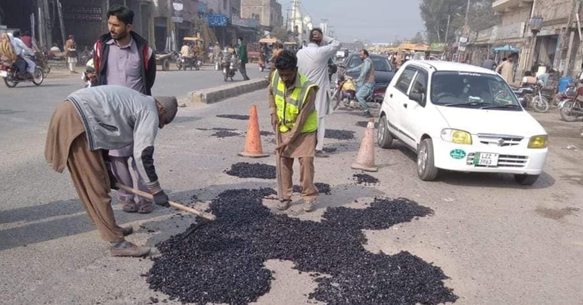 چنیوٹ میں سڑکوں کا پیچ ورک شروع