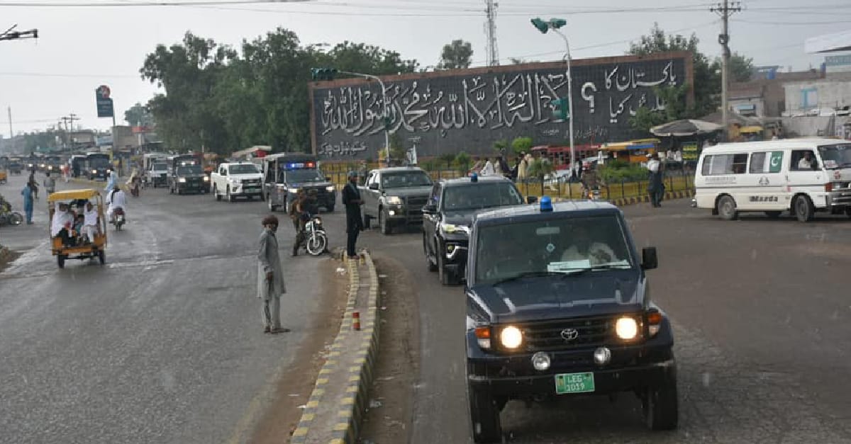 چینیوٹ میں محرم الحرام میں امن و امان قائم رکھنے کے لیے پولیس,ضلعی انتظامیہ اور پاک آرمی کامشترکہ فلیگ مارچ