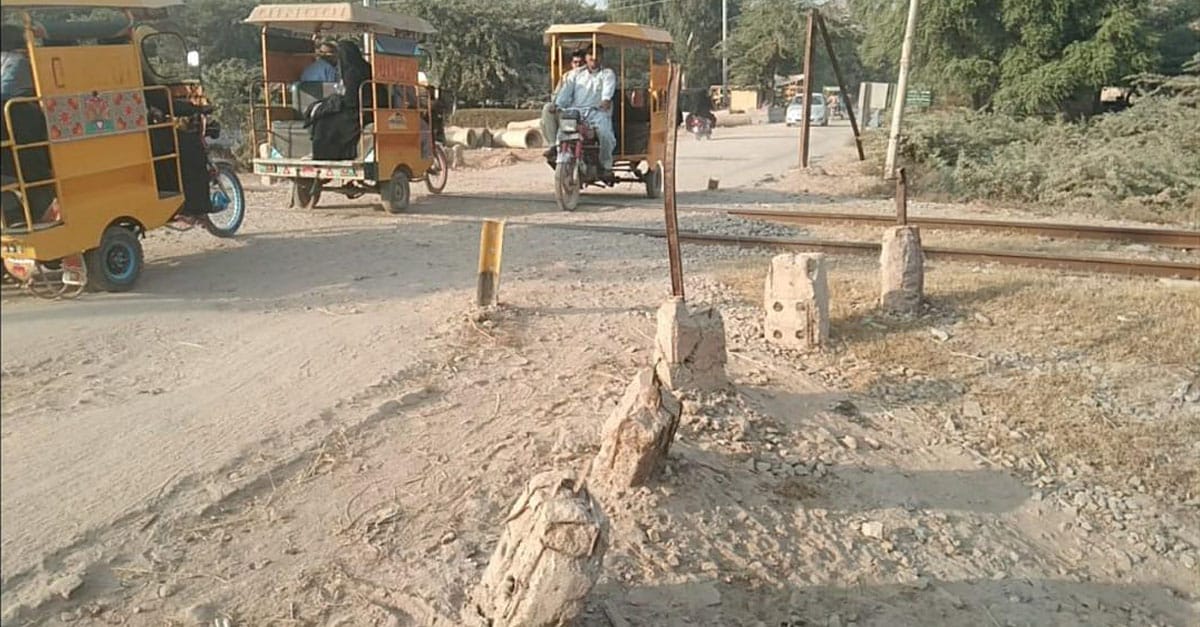 ربوہ کی ریلوےانتظامیہ ریلوے پھاٹک نہ لگواسکی، کئی حادثات ہوچکے متعدد قیمتی جانیں بھی گئیں۔