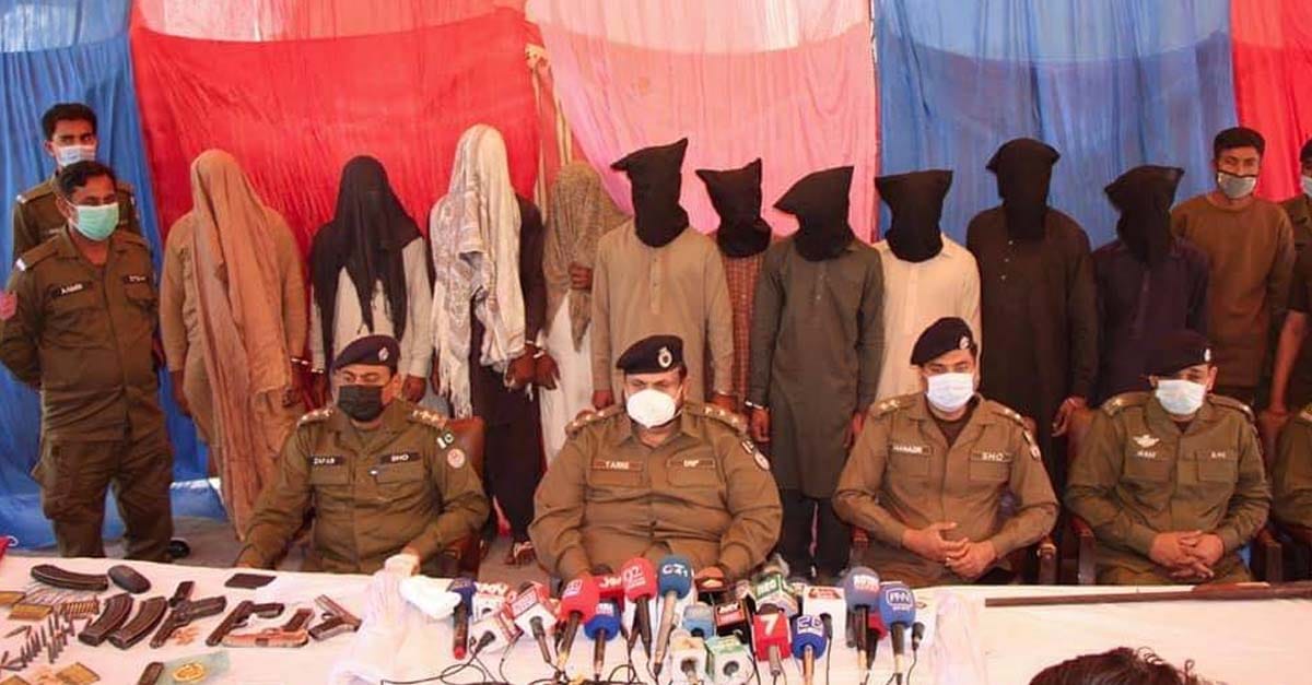 چنیوٹ پولیس نے خطرناک ڈکیت گینگ کے تیرہ ملزمان گرفتار کرلئے،ڈی ایس پی کی پریس کانفرنس