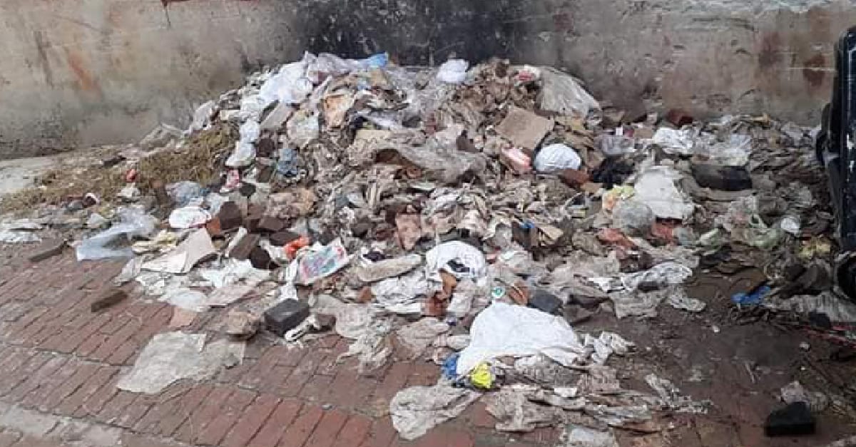 چینیوٹ شہر کے بڑی فرنچیر مارکیٹ گلی میں  جگہ جگہ گندگی اور کوڑے کرکٹ کے ڈھیر لگ گئے
