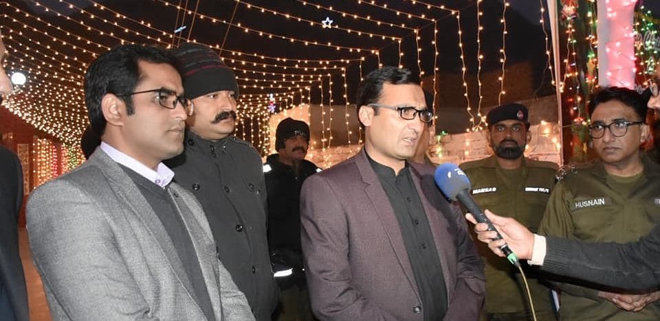کرسمس کے موقع پر ڈپٹی کمشنر چنیوٹ کا ربوہ کے گرجا گھر کا دورہ
