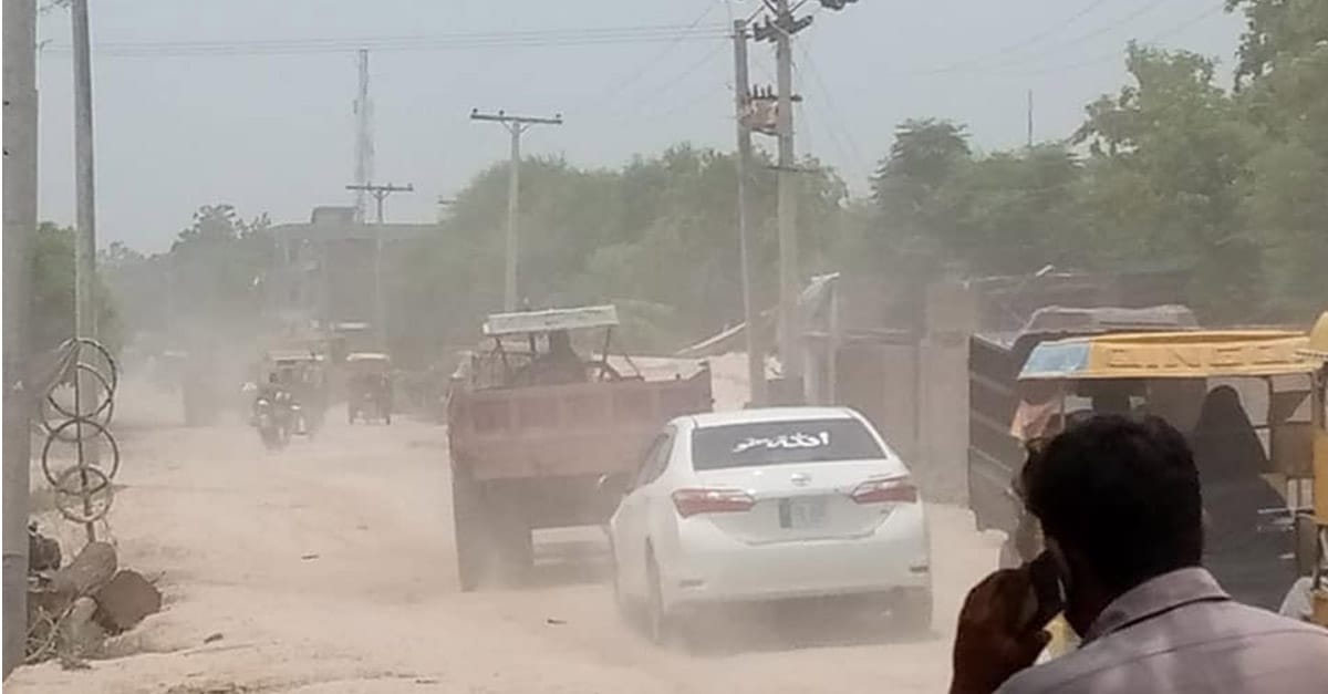 چناب نگرمین ساہیوال روڈ سے گزرنے والی مٹی کی بھری ٹرالیوں سے گرنے والی مٹی سے علاقے میں گردوغبار