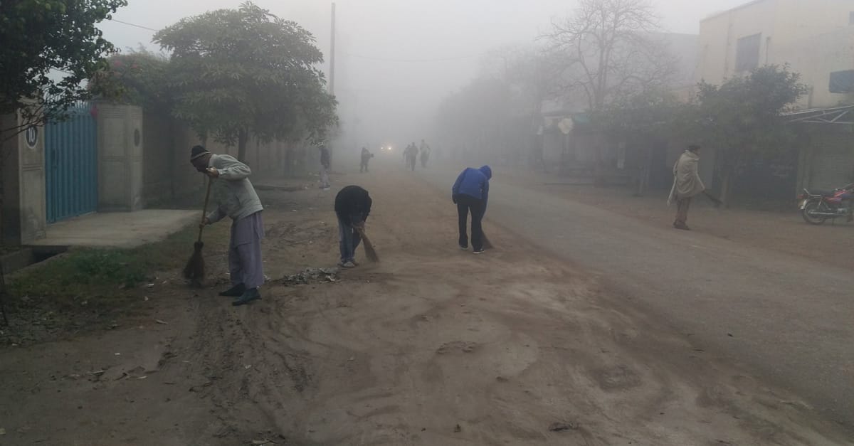 ربوہ میں دھند کا راج، حد نگاہ انتہائی کم  سردی کی شدت میں اضافہ