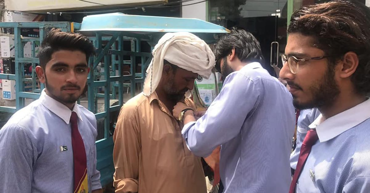 چنیوٹ:نجی کالج کے طلباء کا پاکستان سے محبت کا انوکھا انداز، لوگوں میں پاکستانی پرچم تقسیم کیئے