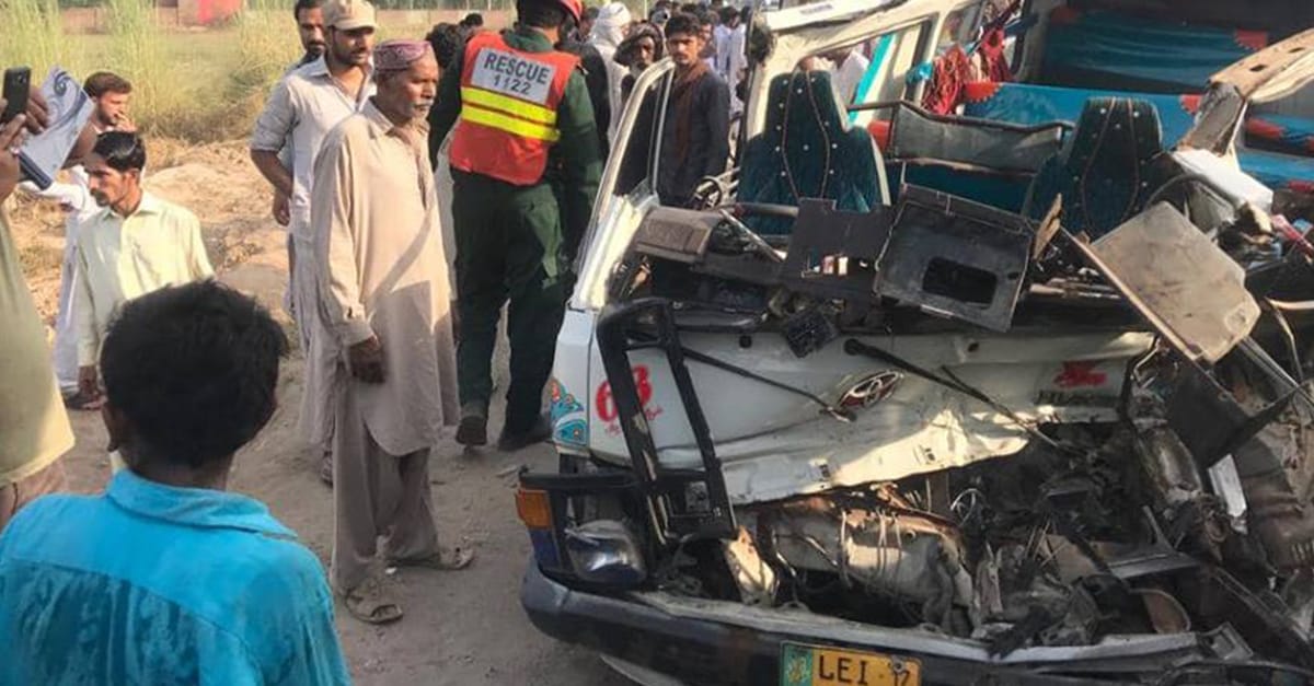 چنیوٹ فیصل آباد روڈ ٹھٹھیاں کے قریب تیز رفتار ٹرک اور مسافر وین میں خوفناک تصادم،16ب مسافر زخمی