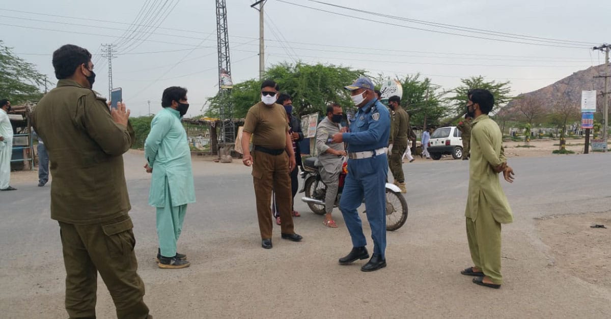ڈی ایس پی ٹریفک لاک ڈاؤن کے دوران چناب نگر اڈہ پردفعہ 144 کی پابندی کرواتے ہوئے