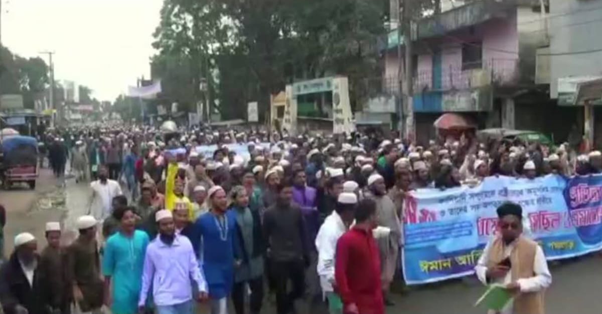 بنگلہ دیش:جماعت احمدیہ پنچھوگڑھ احمد نگر میں شر پسند عناصر کاپولیس کی موجودگی میں حملہ، 50 سے زائد احمدی زخمی،گھروں کا آگ لگادی گئی