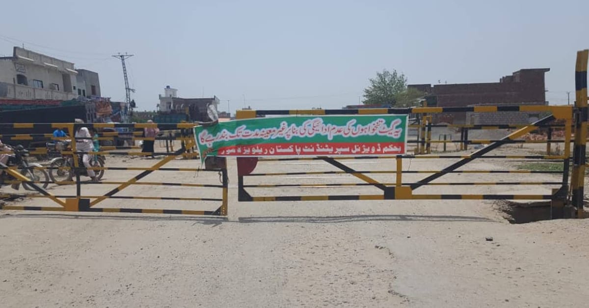 تنخواہ نہ ملنے پر ریلوے ملازمین نے چنیوٹ بائی پاس کومکمل بند کردیا،عوام کوشدید پریشانی کا سامنا