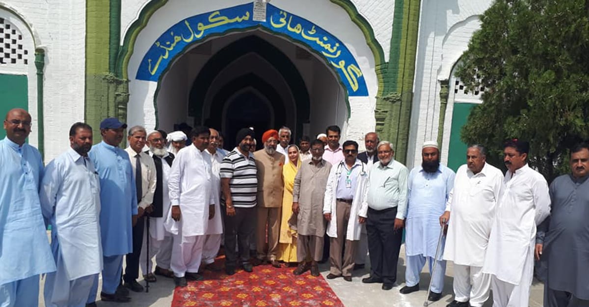 سکھوں کا پاکستان میں موجود اپنے خاندانی سکول میں پر جوش استقبال