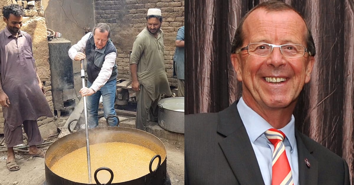 پاکستان میں تعینات جرمنی کے سفیر مارٹن کوبلر کی سوہن حلوہ بنانے کی تصویر سوشل میڈیا پر وائرل