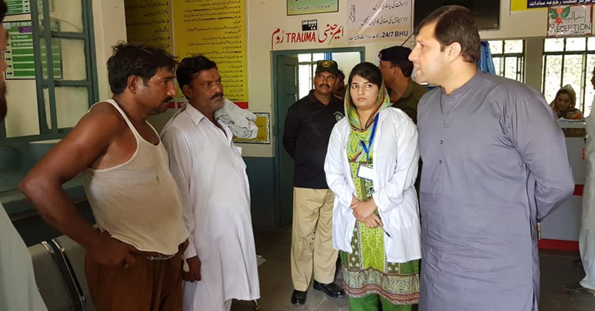 مریضوں کو بلا ضرورت نہ بٹھائیں انکا فوری چیک اپ کریں اور ادویات فراہم کریں، ڈی سی چنیوٹ