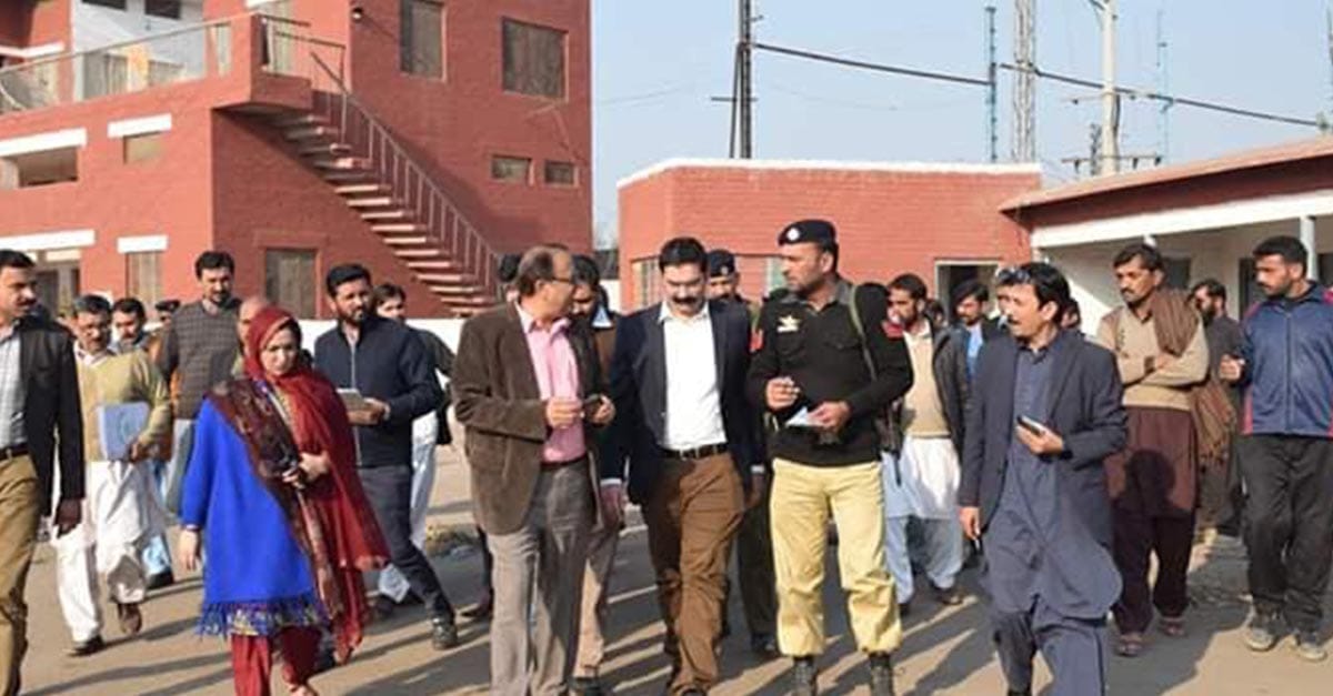 سیکرٹری اوقاف پنجاب ذوالفقار احمد گھمن کا دورہ چنیوٹ،شوگر ملوں میں کسانوں کے لیے قائم مددگار کاؤنٹر,گنے کے وزن سمیت دیگر انتظامات کا جائزہ