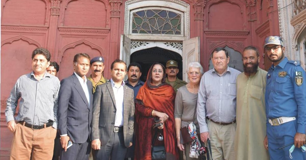 فرانس کے سابق تجارتی ایڈوائزر مائیکل سیکولیس کا اپنی مسزچانٹل کے ہمراہ چنیوٹ کا دورہ