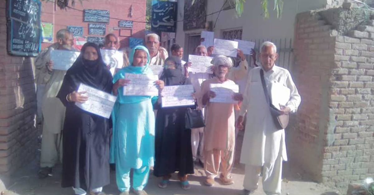 میونسپل کمیٹی چناب نگر کے ریٹائرڈ ملازمین کا پنشن نہ ملنے پر احتجاج، چیف آفیسر نے پینشن دینے کی یقین دہانی کروادی