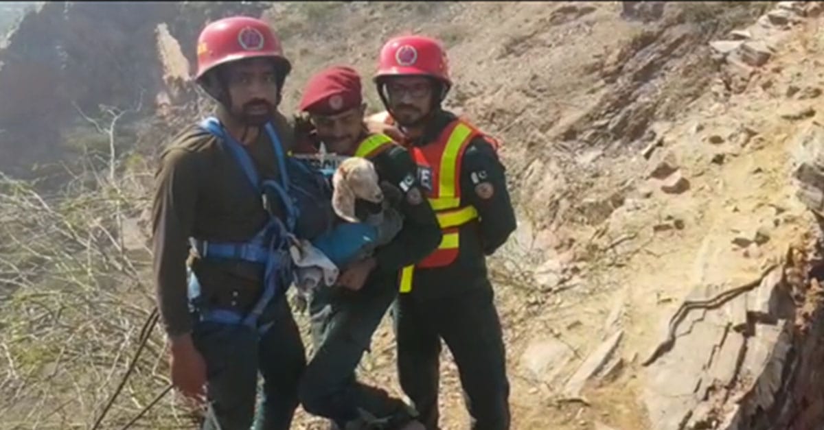 سرگودھا روڈ تھانہ چناب نگر تین دن سے پہاڑیوں میں  پھسے بکری کہ بچہ کو ریسکیو کرلیا گیا