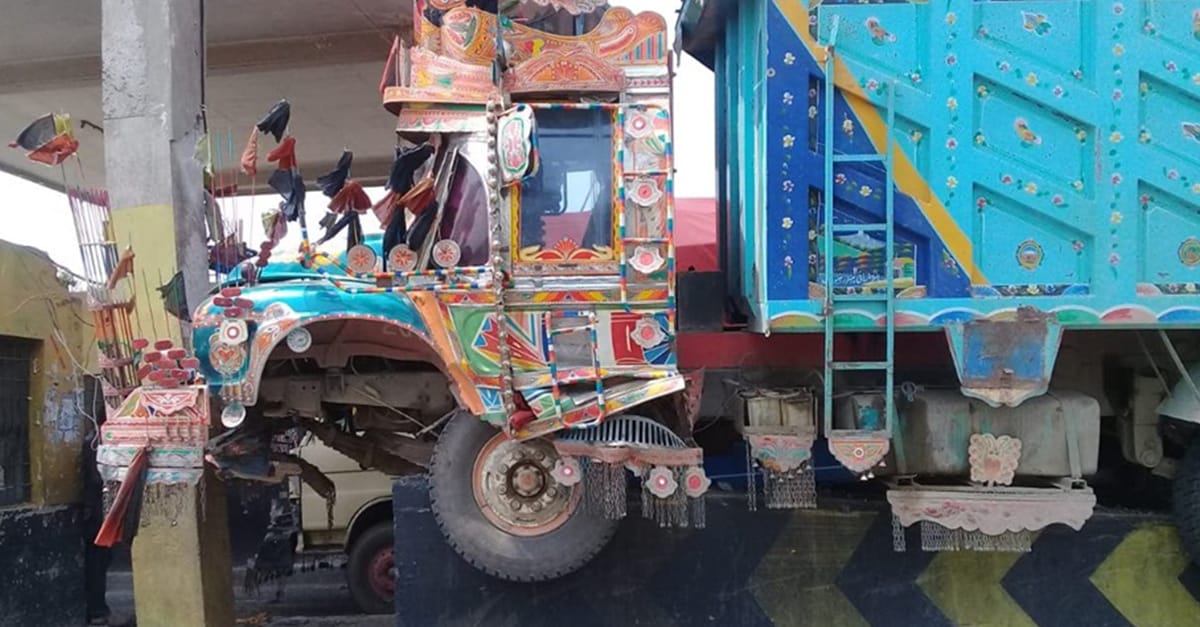 تیز رفتار ڈمپر بے قابو ہو کر ٹول پلازہ پر چڑھ گیا
