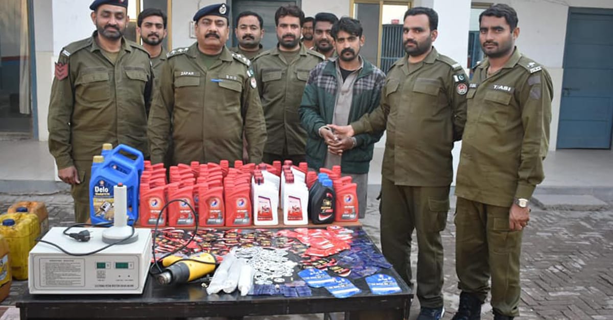 ایس ایچ او چناب نگر کی کاروائی،جعلی موبل آئل کی پیکنگ کرنے والا ملزم گرفتار،چار سو لیٹر سے زائد موبل آئل ،سٹکرز،ڈبے،پیکنگ کا سامان،برآمد