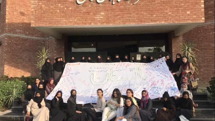 پاکستان کی ٹاپ LUMS  یونیورسٹی کے پروفیسر اور باشعورطلباء نے احمدیوں کیساتھ اظہار ہمدردی کرنے کیلئے ربوہ کا دورہ کیا