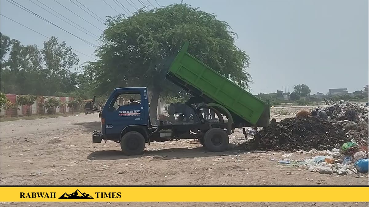 سرکاری کالج چناب نگر کے گیٹ کے سامنے گندگی کے ڈھیر۔ “ڈی سی چنیوٹ” اور “سی او” چناب نگر خاموش۔