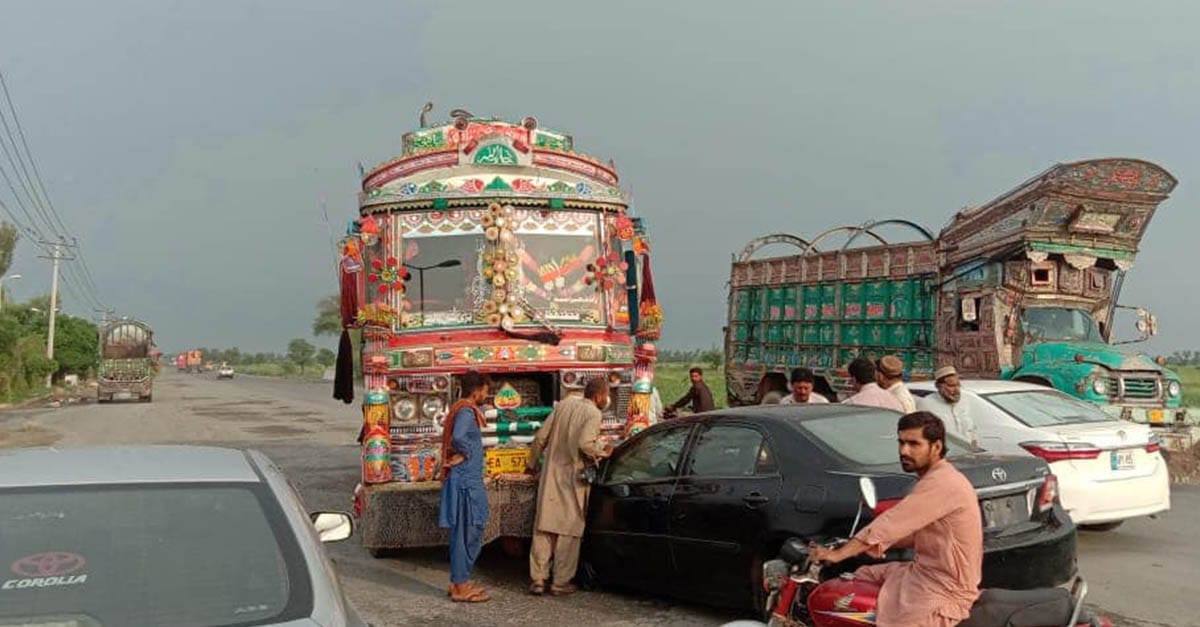 فیصل آباد سرگودھا روڈ پر ٹرک اور کار میں تصادم