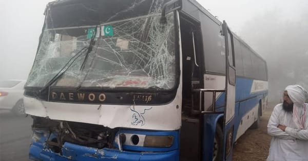جھنگ روڈ حویلی باٹا بس کی کماد سے لدی کھڑی ٹریکٹر ٹرالی کو پیچھے سے ٹکر