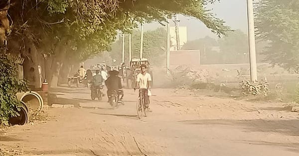 ساہیوال روڈ سے گزرنے والی مٹی ٹرالیوں نے شہریوں کا جینا محال کردیا