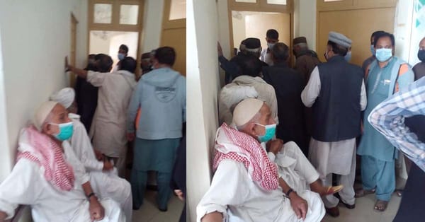 لالیاں میں کرونا وائرس سے بچاؤ کیلئے لگائی جانے والی ویکسین سنٹرمیں ایس اوپیز کی دھجیاں اڑائی جانےلگی