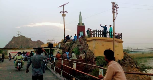 ربوہ میں بارش،موسم خوشگوار،لوگوں نے دریا کا رخ کرلیا