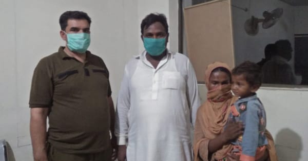 چنیوٹ پولیس نے گمشدہ بچے کو والدین سے ملا دیا