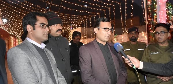 کرسمس کے موقع پر ڈپٹی کمشنر چنیوٹ کا ربوہ کے گرجا گھر کا دورہ