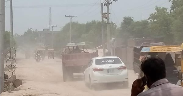 چناب نگرمین ساہیوال روڈ سے گزرنے والی مٹی کی بھری ٹرالیوں سے گرنے والی مٹی سے علاقے میں گردوغبار