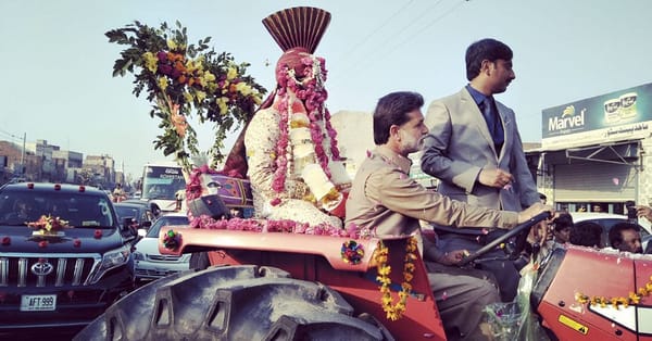 چنیوٹ میں دلہے کا عجیب و غریب انوکھا انداز