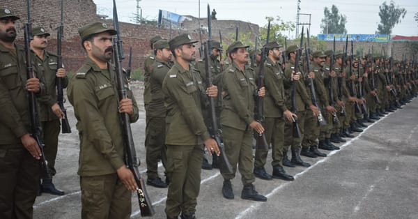 چنیوٹ : پولیس ملازمان کے ڈسپلن اور ٹرن آؤٹ کو بہتر بنانے کے لیے پولیس لائن میں جنرل پریڈ کا انعقاد