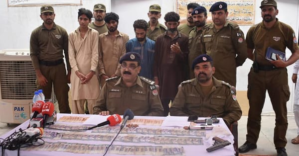 چنیوٹ: بین الاضلاعی ڈکیت گینگز کے چار ملزمان گرفتار،مسروقہ کار،موٹرسائیکل،نقدی برآمد،ڈی ایس پی چناب نگر کی کانفرنس