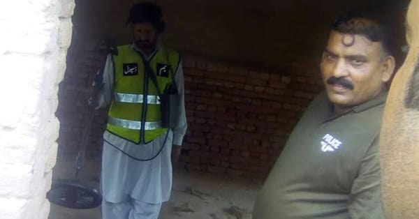 چناب نگر: بس سٹاپ پر لاوارث مشکوک بیگ کی موجودگی،بم ڈسپوزل اسکواڈ طلب
