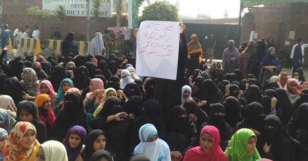 چنیوٹ قبضہ مافیا اپریشن کیخلاف ڈی سی آفس کے باہر مولانہ الیاس کے دھرنے میں احمدیوں کیخلاف نفرت انگیز بینرز