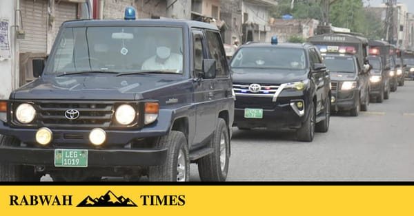 چنیوٹ : لاک ڈاؤن کو یقینی بنانے کے لیے پولیس اور پاکستان آرمی کا فلیگ مارچ