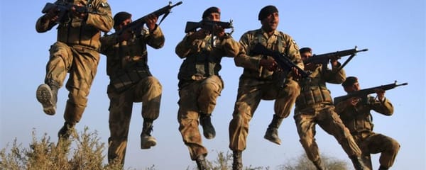 افسوسناک سانحہ،چینی انجینئراور پاکستانی مزدور کو نکالنے کیلئے پاک فوج کا دستہ پہنچ گیا