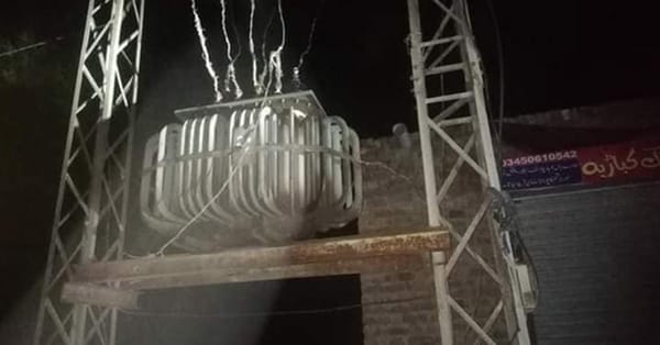 چناب نگر کے محلہ دارالعلوم حلقہ بشیر میں ٹرانسفارمر جل جانے کیوجہ سے تین روز سے بجلی بند