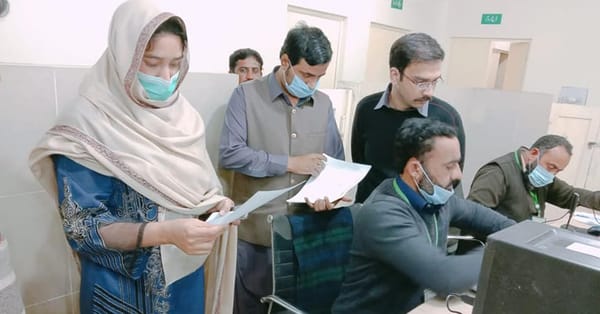 ڈپٹی کمشنر محمد ریاض کی ہدایت پر اسسٹنٹ کمشنر چنیوٹ غزالہ کنول کا اراضی ریکارڈ سنٹر کا سرپرائز وزٹ